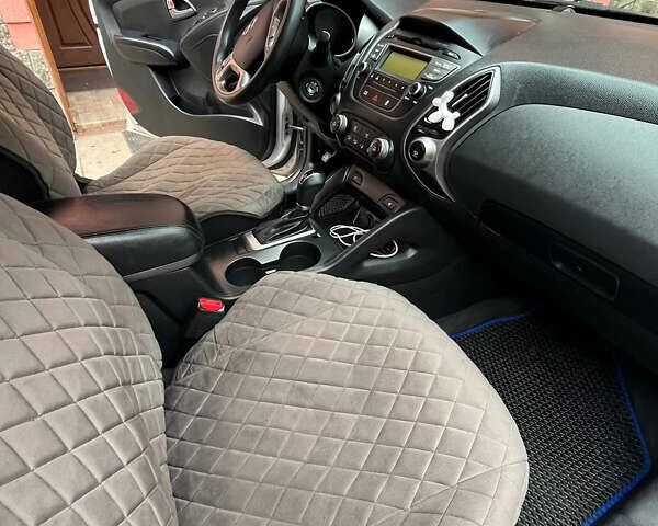 Сірий Хендай Туксон, об'ємом двигуна 2 л та пробігом 141 тис. км за 13500 $, фото 13 на Automoto.ua