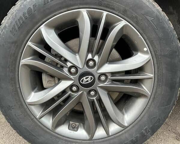 Серый Хендай Туксон, объемом двигателя 1.69 л и пробегом 293 тыс. км за 12950 $, фото 47 на Automoto.ua