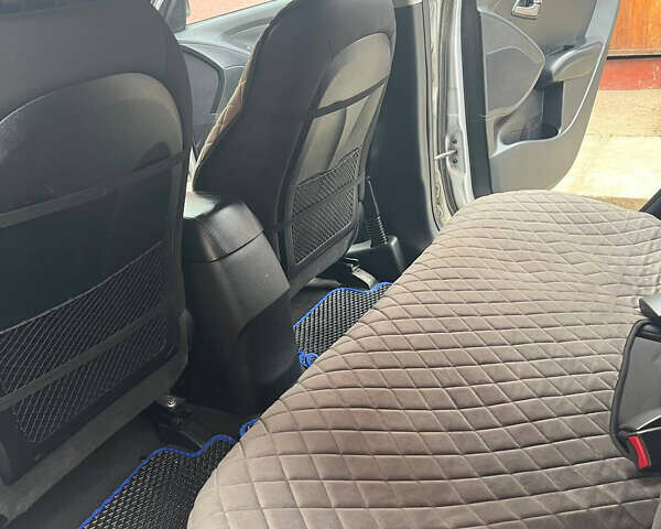 Сірий Хендай Туксон, об'ємом двигуна 2 л та пробігом 141 тис. км за 13500 $, фото 20 на Automoto.ua