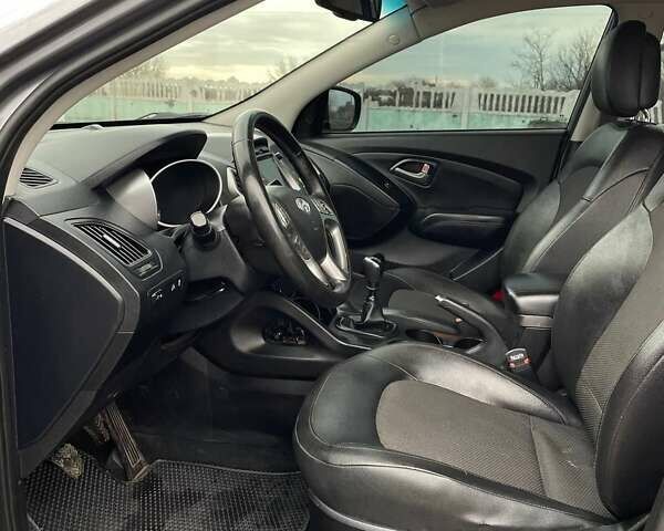 Серый Хендай Туксон, объемом двигателя 1.69 л и пробегом 293 тыс. км за 12950 $, фото 70 на Automoto.ua