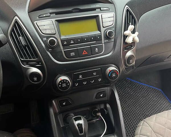 Сірий Хендай Туксон, об'ємом двигуна 2 л та пробігом 141 тис. км за 13500 $, фото 19 на Automoto.ua