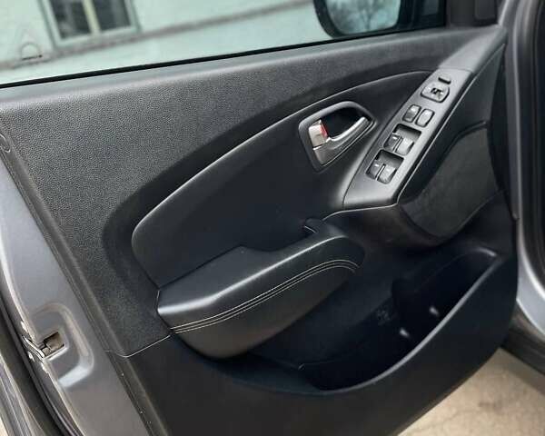 Серый Хендай Туксон, объемом двигателя 1.69 л и пробегом 293 тыс. км за 12950 $, фото 69 на Automoto.ua