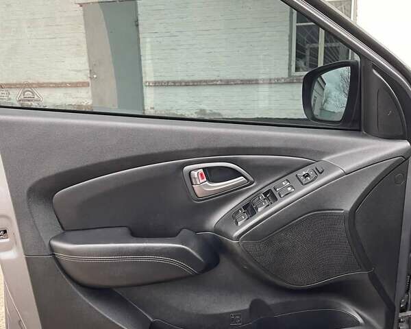 Серый Хендай Туксон, объемом двигателя 1.69 л и пробегом 293 тыс. км за 12950 $, фото 54 на Automoto.ua