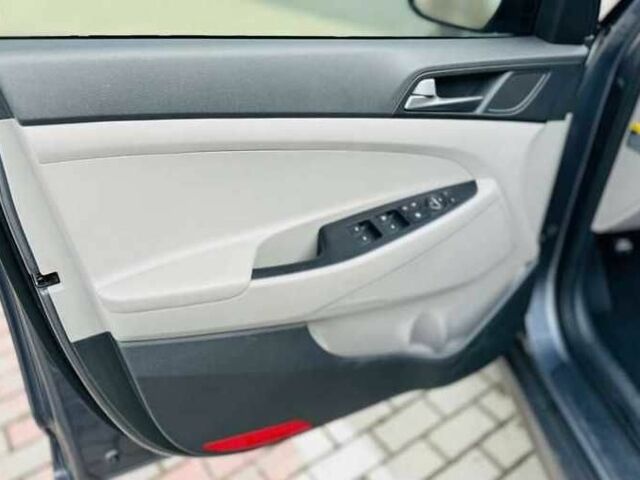 Серый Хендай Туксон, объемом двигателя 2 л и пробегом 79 тыс. км за 13500 $, фото 3 на Automoto.ua