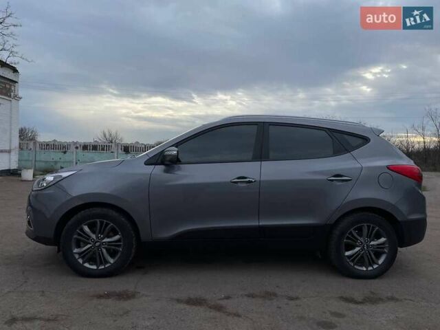 Серый Хендай Туксон, объемом двигателя 1.69 л и пробегом 293 тыс. км за 12950 $, фото 2 на Automoto.ua
