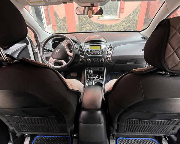 Сірий Хендай Туксон, об'ємом двигуна 2 л та пробігом 141 тис. км за 13500 $, фото 15 на Automoto.ua