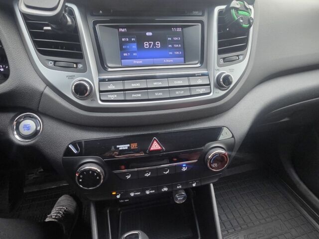 Серый Хендай Туксон, объемом двигателя 1.6 л и пробегом 113 тыс. км за 15000 $, фото 18 на Automoto.ua