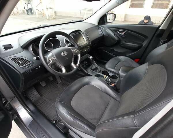 Серый Хендай Туксон, объемом двигателя 1.7 л и пробегом 290 тыс. км за 12800 $, фото 29 на Automoto.ua