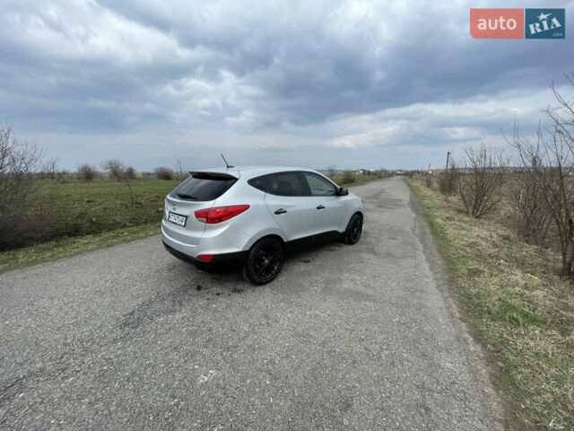 Сірий Хендай Туксон, об'ємом двигуна 2 л та пробігом 141 тис. км за 13500 $, фото 3 на Automoto.ua