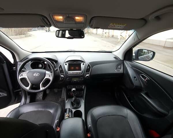 Серый Хендай Туксон, объемом двигателя 1.7 л и пробегом 290 тыс. км за 12800 $, фото 26 на Automoto.ua