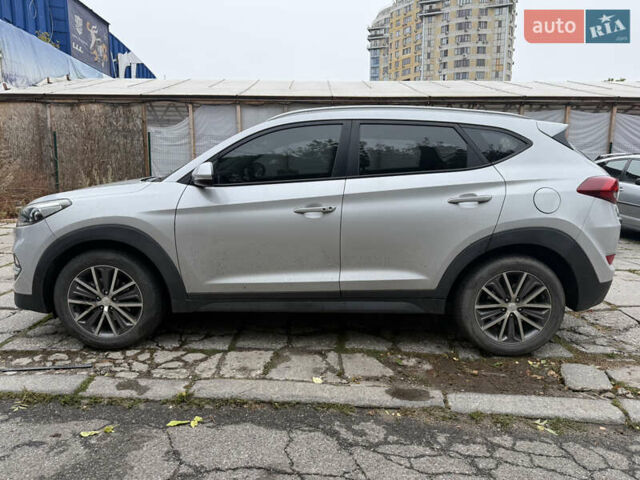 Серый Хендай Туксон, объемом двигателя 2 л и пробегом 138 тыс. км за 18700 $, фото 3 на Automoto.ua