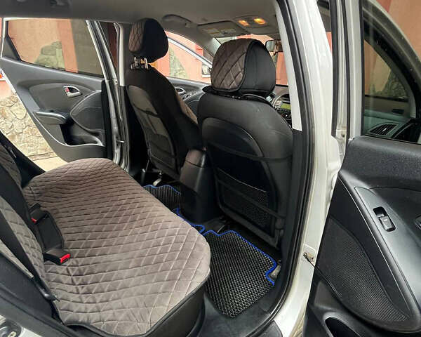 Сірий Хендай Туксон, об'ємом двигуна 2 л та пробігом 141 тис. км за 13500 $, фото 14 на Automoto.ua