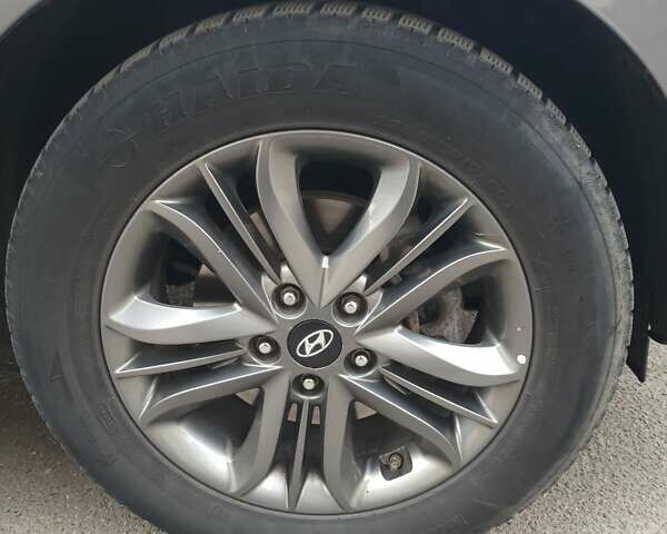 Серый Хендай Туксон, объемом двигателя 1.7 л и пробегом 290 тыс. км за 12800 $, фото 15 на Automoto.ua