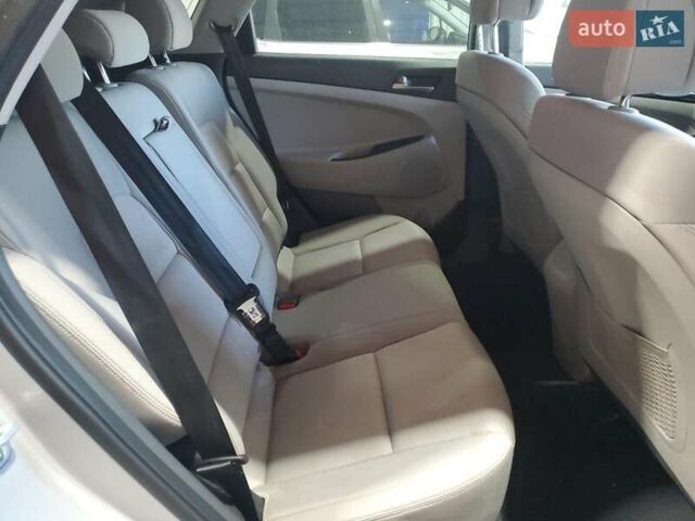 Сірий Хендай Туксон, об'ємом двигуна 2 л та пробігом 128 тис. км за 2700 $, фото 10 на Automoto.ua