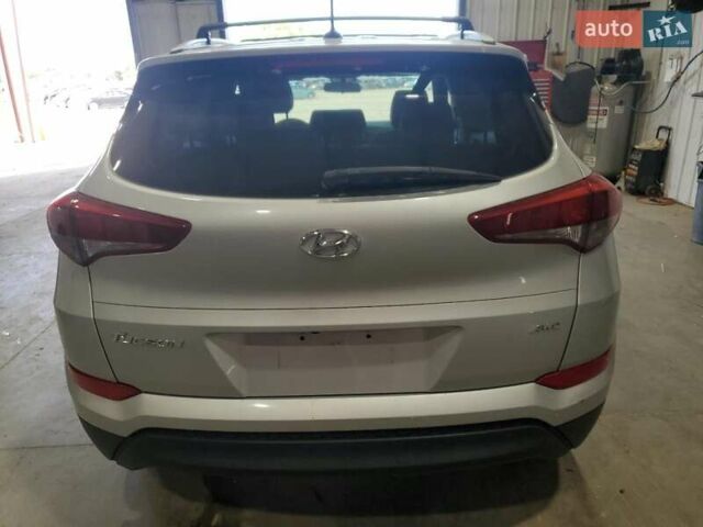 Сірий Хендай Туксон, об'ємом двигуна 2 л та пробігом 128 тис. км за 2700 $, фото 5 на Automoto.ua