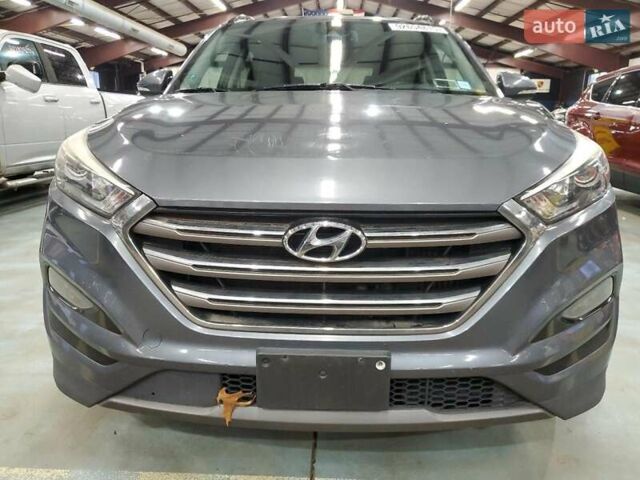 Серый Хендай Туксон, объемом двигателя 1.6 л и пробегом 157 тыс. км за 2100 $, фото 4 на Automoto.ua