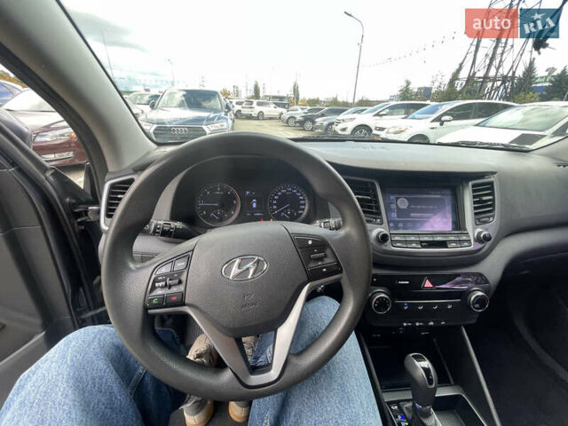 Серый Хендай Туксон, объемом двигателя 0 л и пробегом 229 тыс. км за 14400 $, фото 6 на Automoto.ua