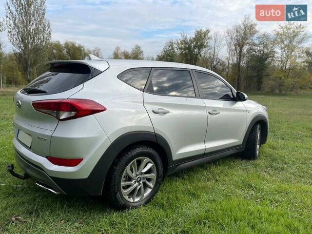 Серый Хендай Туксон, объемом двигателя 2 л и пробегом 260 тыс. км за 18000 $, фото 1 на Automoto.ua