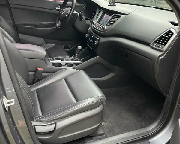 Сірий Хендай Туксон, об'ємом двигуна 1.7 л та пробігом 215 тис. км за 13650 $, фото 13 на Automoto.ua