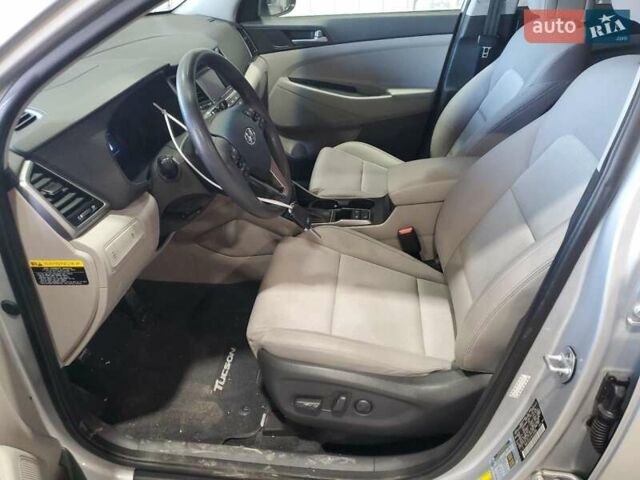 Сірий Хендай Туксон, об'ємом двигуна 2 л та пробігом 128 тис. км за 2700 $, фото 6 на Automoto.ua