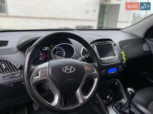 Серый Хендай Туксон, объемом двигателя 1.69 л и пробегом 293 тыс. км за 12950 $, фото 59 на Automoto.ua