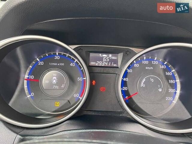 Серый Хендай Туксон, объемом двигателя 1.69 л и пробегом 293 тыс. км за 12950 $, фото 28 на Automoto.ua