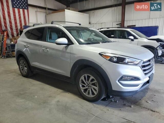 Сірий Хендай Туксон, об'ємом двигуна 2 л та пробігом 128 тис. км за 2700 $, фото 3 на Automoto.ua