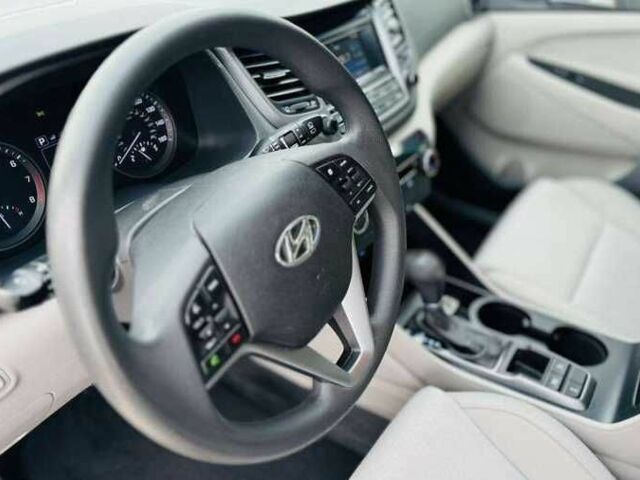 Серый Хендай Туксон, объемом двигателя 2 л и пробегом 79 тыс. км за 13500 $, фото 5 на Automoto.ua