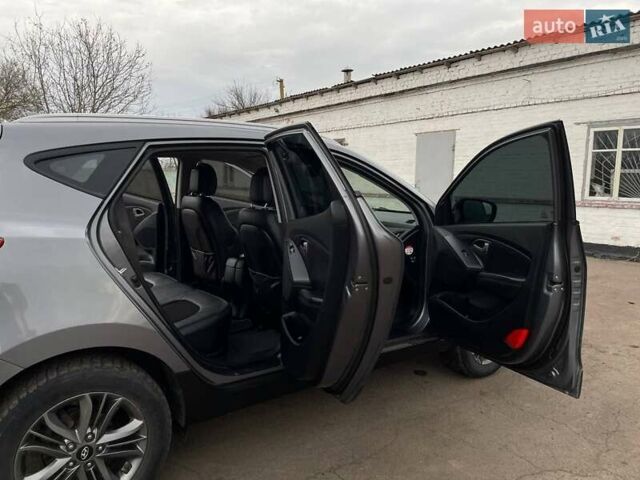 Серый Хендай Туксон, объемом двигателя 1.69 л и пробегом 293 тыс. км за 12950 $, фото 73 на Automoto.ua