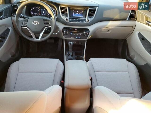 Серый Хендай Туксон, объемом двигателя 2 л и пробегом 111 тыс. км за 2400 $, фото 7 на Automoto.ua