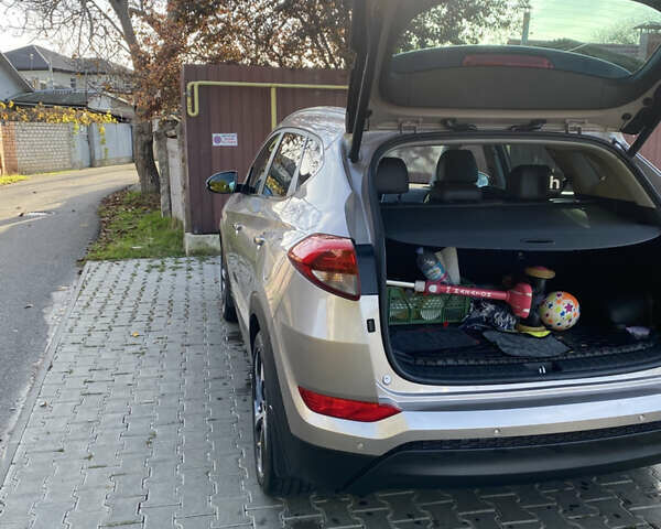 Серый Хендай Туксон, объемом двигателя 2 л и пробегом 168 тыс. км за 19000 $, фото 2 на Automoto.ua