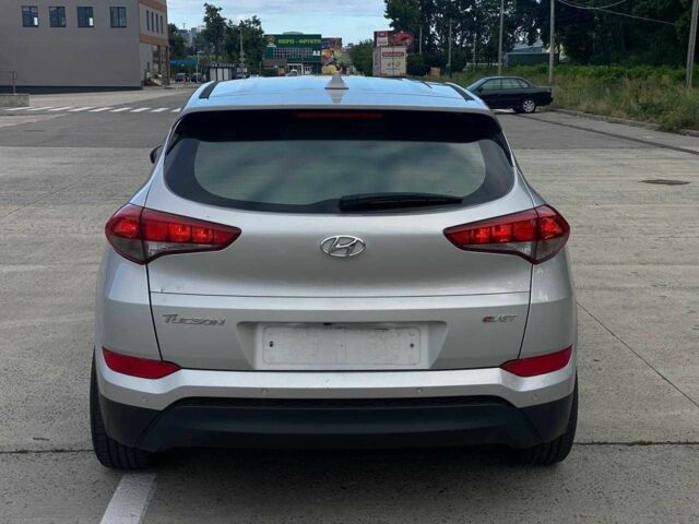 Серый Хендай Туксон, объемом двигателя 1.7 л и пробегом 99 тыс. км за 15500 $, фото 5 на Automoto.ua