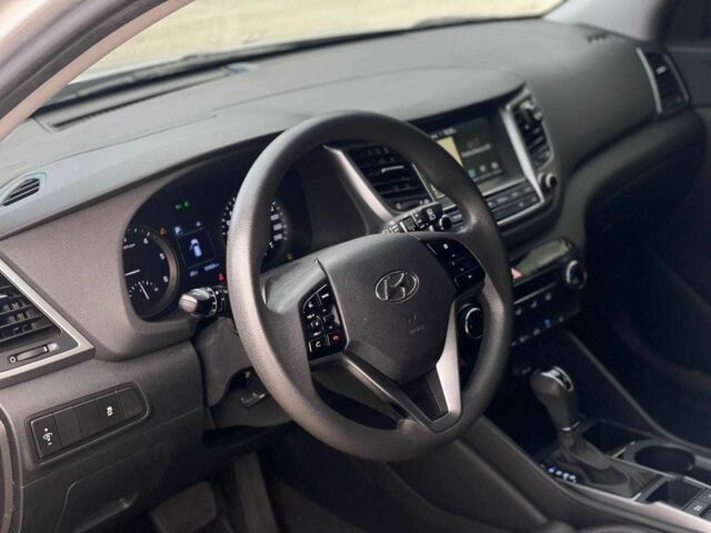 Серый Хендай Туксон, объемом двигателя 1.7 л и пробегом 99 тыс. км за 15500 $, фото 8 на Automoto.ua