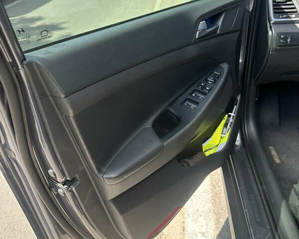 Серый Хендай Туксон, объемом двигателя 2 л и пробегом 166 тыс. км за 20500 $, фото 5 на Automoto.ua