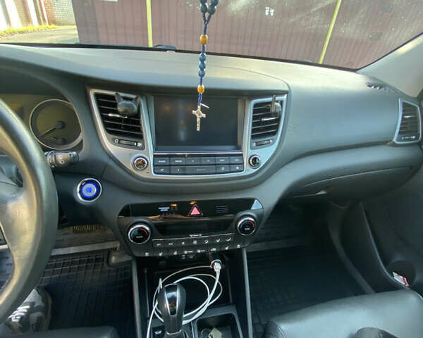 Серый Хендай Туксон, объемом двигателя 2 л и пробегом 168 тыс. км за 19000 $, фото 9 на Automoto.ua