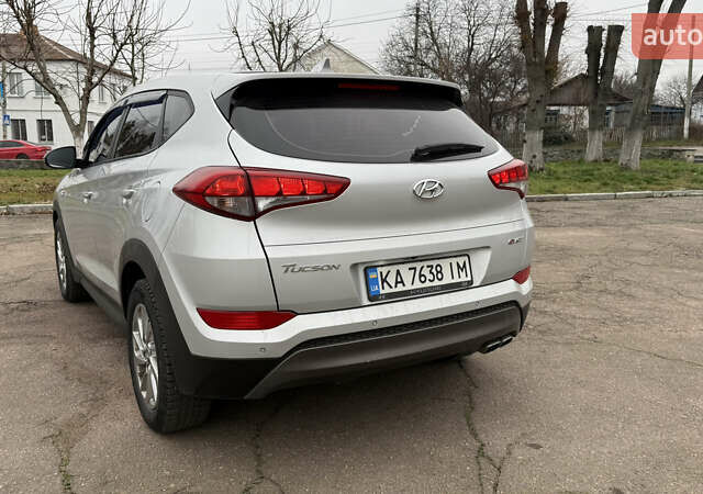 Сірий Хендай Туксон, об'ємом двигуна 2 л та пробігом 206 тис. км за 16000 $, фото 5 на Automoto.ua