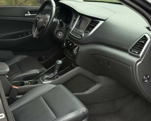 Серый Хендай Туксон, объемом двигателя 2 л и пробегом 195 тыс. км за 15000 $, фото 12 на Automoto.ua