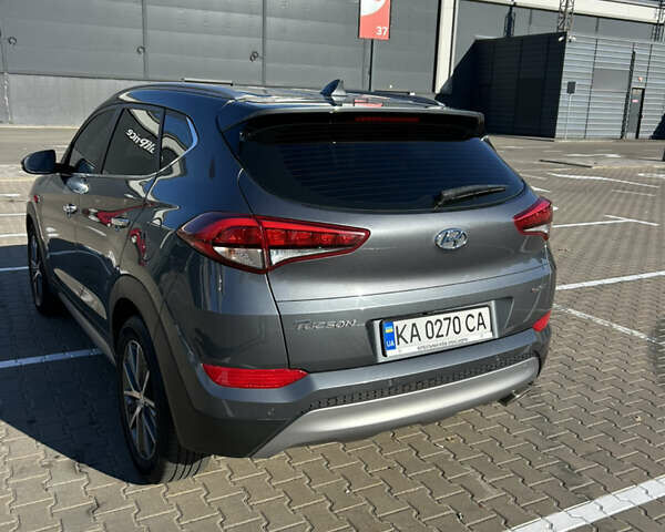 Серый Хендай Туксон, объемом двигателя 1.69 л и пробегом 184 тыс. км за 17000 $, фото 1 на Automoto.ua