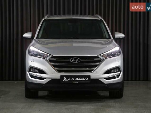 Серый Хендай Туксон, объемом двигателя 2 л и пробегом 126 тыс. км за 19400 $, фото 1 на Automoto.ua