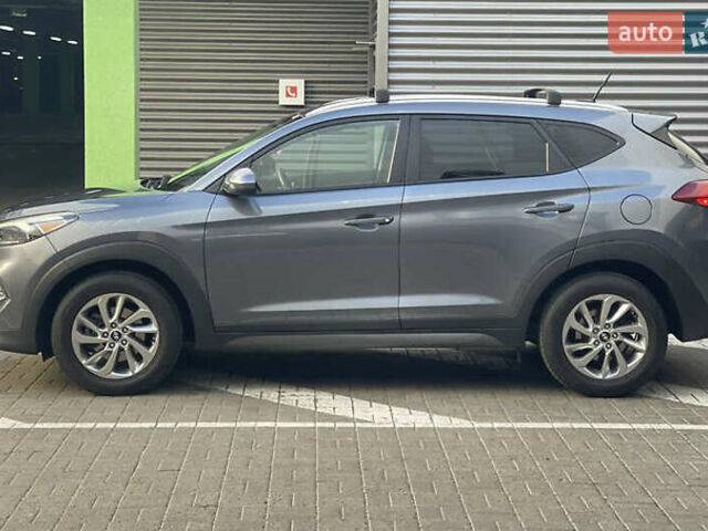 Серый Хендай Туксон, объемом двигателя 2 л и пробегом 125 тыс. км за 15600 $, фото 5 на Automoto.ua