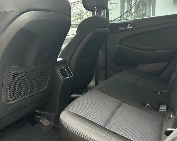 Серый Хендай Туксон, объемом двигателя 2 л и пробегом 158 тыс. км за 15999 $, фото 6 на Automoto.ua