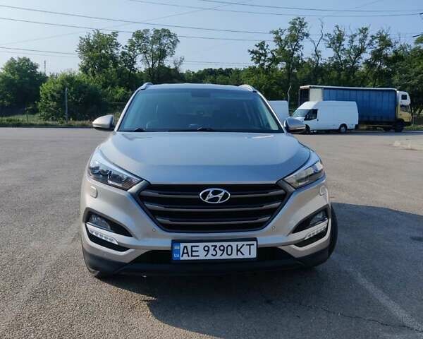 Серый Хендай Туксон, объемом двигателя 2 л и пробегом 148 тыс. км за 19500 $, фото 1 на Automoto.ua