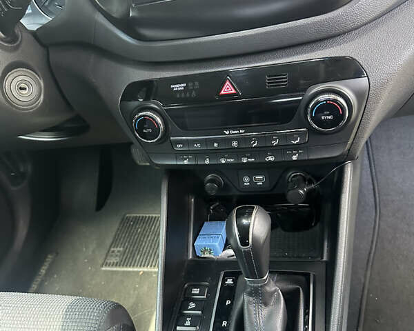 Серый Хендай Туксон, объемом двигателя 2 л и пробегом 166 тыс. км за 20500 $, фото 10 на Automoto.ua