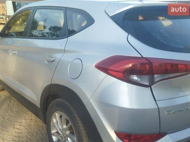 Сірий Хендай Туксон, об'ємом двигуна 2 л та пробігом 348 тис. км за 12900 $, фото 2 на Automoto.ua