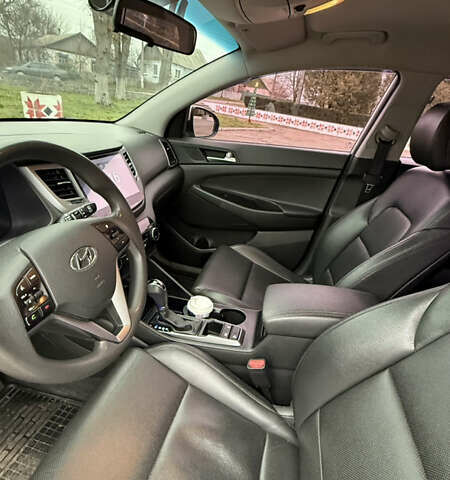 Сірий Хендай Туксон, об'ємом двигуна 2 л та пробігом 206 тис. км за 16000 $, фото 9 на Automoto.ua