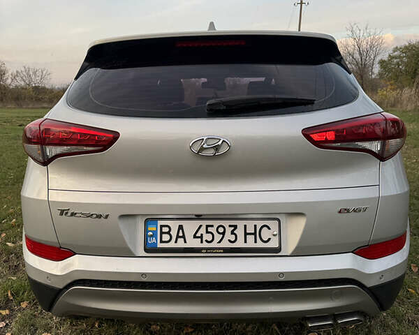 Хендай Туксон 2016 в Кропивницком (Кировограде) на Automoto.ua Серый Хендай Туксон, объемом двигателя 2 л и пробегом 185 тыс. км за 20000 $, фото 5 на Automoto.ua