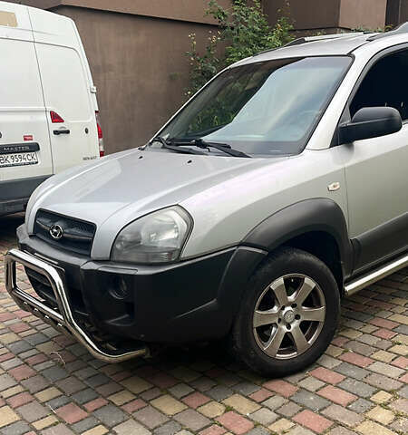 Серый Хендай Туксон, объемом двигателя 2 л и пробегом 192 тыс. км за 7777 $, фото 1 на Automoto.ua