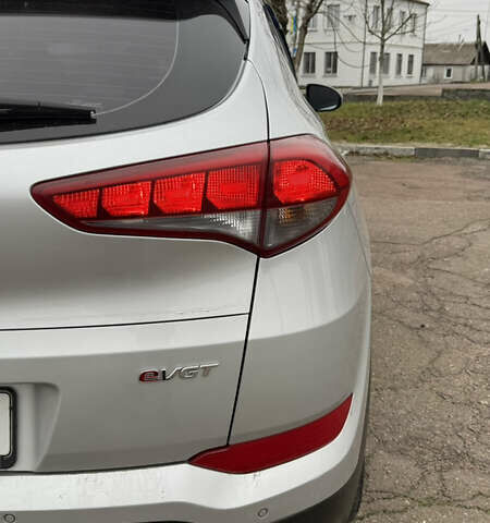 Сірий Хендай Туксон, об'ємом двигуна 2 л та пробігом 206 тис. км за 16000 $, фото 6 на Automoto.ua