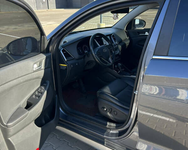 Серый Хендай Туксон, объемом двигателя 1.69 л и пробегом 184 тыс. км за 17000 $, фото 4 на Automoto.ua