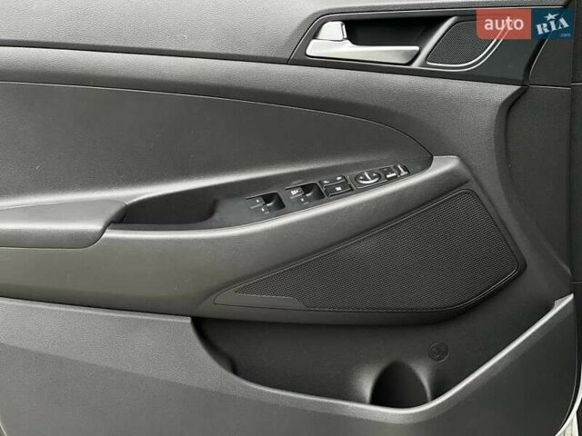 Серый Хендай Туксон, объемом двигателя 1.7 л и пробегом 110 тыс. км за 15490 $, фото 22 на Automoto.ua